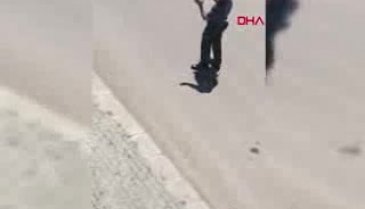 Ambulansa taş atıp, polisin başına kürekle vurdu