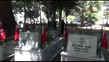 Bursa'da bayramda şehitliklere ziyaretler sürüyor