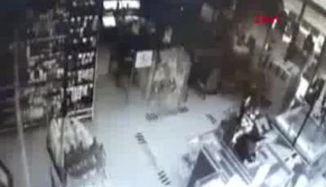 Bursa'da içki ve sigara hırsızlığı kameraya yansıdı