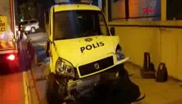 Polis otomobili yan yattı
