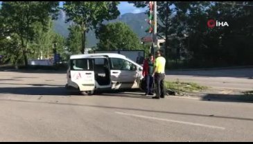 Bursa'da hurdaya dönen araçtan burnu bile kanamadan çıktı
