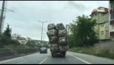 Yük sınırını aşan kamyonetin tehlikeli yolculuğu