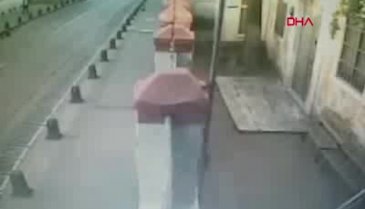 Kilisenin kapısındaki haçı söken kişi gözaltına alındı