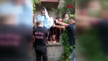 Demir korkuluk göğsüne saplandı!
