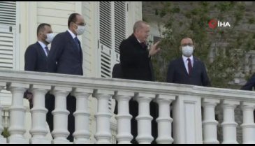Gençler Boğaz'da Cumhurbaşkanı Erdoğan'ı selamladı
