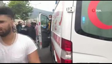 Bursa'da kadın yola atladı, 5 araç birbirine girdi