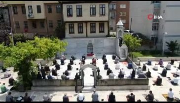 Bursa'da 600 yıllık Namazgah'da sosyal mesafeli Cuma namazı