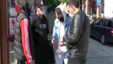 Bursa'da sokağa çıkma yasağında polise yakalanan gençlerin rahat tavırları dikkat çekti