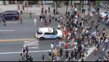 ABD'de New York polisi protestocuların üzerine araç sürdü!