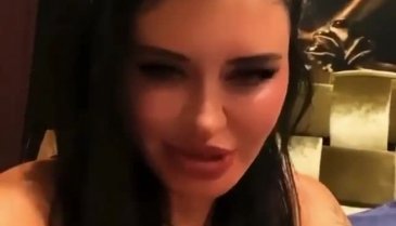 Ebru'dan sert gönderme