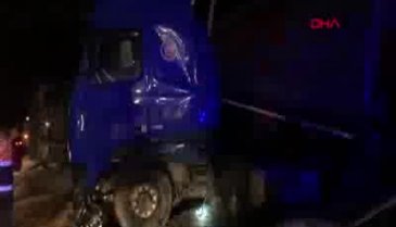 Bursa'da TIR devrildi, karayolu trafiğe kapandı
