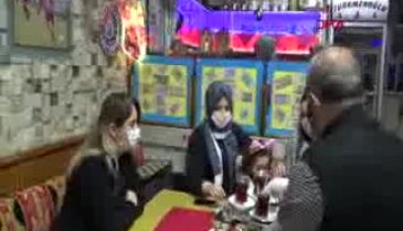 Bursa'da kıraathanesine gelenleri şakalarla karşılıyor