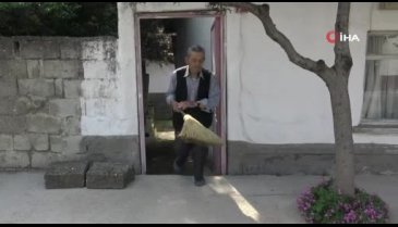Bursa'da her gün mahallesini süpürüp çevreye örnek oluyor