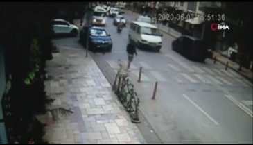 Kamyonetin çarptığı gencin ölümden döndüğü anlar kamerada