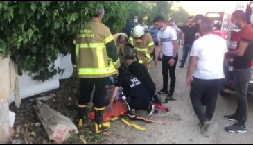 Bursa'da kontrolden çıkan araç bahçe duvarına çaptı!