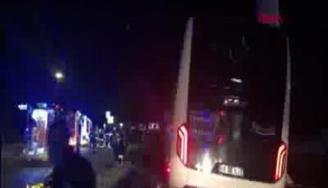 Karşı şeride geçip yolcu otobüsünün altına girdi: 2 ölü