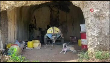 Bursa'da 2 bin yıllık mezar odasını depo olarak kullanıyor