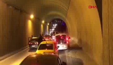 Yolu kapatıp maskesiz, sosyal mesafesiz asker uğurladılar