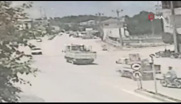 Bursa'da otomobile çarpan motosiklet sürücüsü böyle uçtu