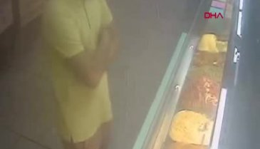 Kumpirciler Çarşısı'ndaki çökme anı kameraya yansıdı