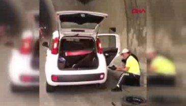 Engelli vatandaşın patlayan lastiğini polis değiştirdi