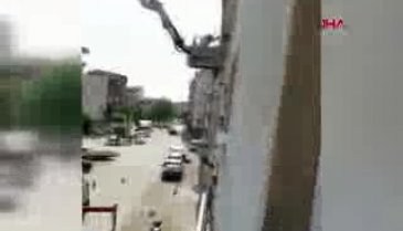 Bursa İnegöl'de apartmanın duvarında oğul veren arılar sokağı bastı