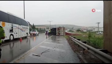 Bursa'da otomobile çarpan TIR yan yattı
