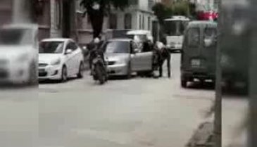 Bursa'da pompalıyla havaya ateş açan şüphelilerin yakalanma anı kamerada
