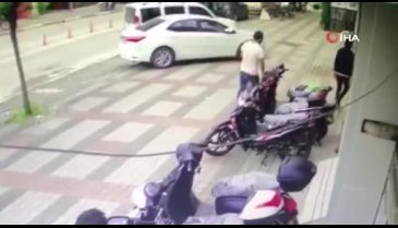Bursa'da motosikletin sürücüsünün yaralandığı kaza anı kamerada