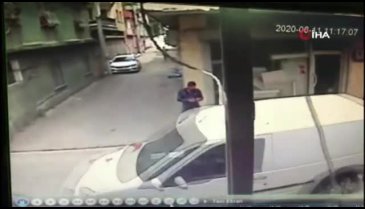 Amcasını beklerken ayağından vuruldu