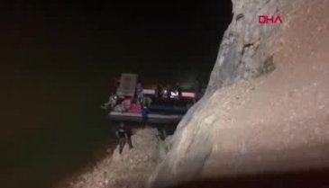 Araç nehre düştü: 4 ölü, 3 yaralı, 1 kayıp