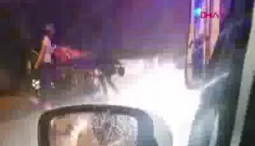 Bursa'da kazada yaralanan genç kıza şemsiyeli koruma