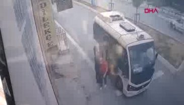 Kadının minibüsten düştüğü anlar kamerada