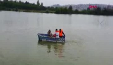 Bursa'da su altında kalan mezarlığa sandalla gidip, dua ediyorlar