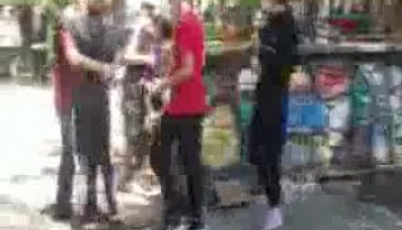 Bursa'da bacağı alçılı oğlunu, sınava sırtında taşıyarak getirdi