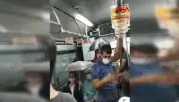 Metrobüste tavandan akan sudan şemsiyeyle korundular