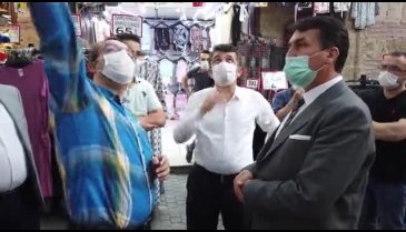 Bursa Osmangazi Belediye Başkanı Dündar, çarşı esnafının yanında