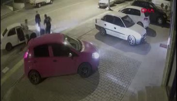 30 saniyede 3 kişiyi yere serdi!