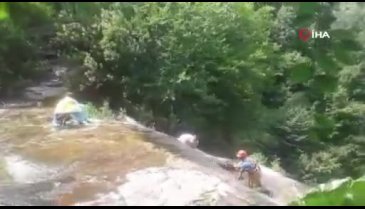 Bursa'da şelalede selfie çekerken aşağıya düştü