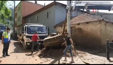 Bursa'da sel bölgesinden geriye enkaz yığını kaldı