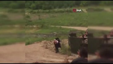 Sel sularında sırtında köpeği ile kalan kadını ekipler kurtardı