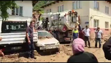 Bursa'da sel bölgesinde çalışan ekipler engelli vatandaşı kucağında taşıdı