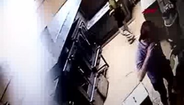 Sel suları iş yerini böyle bastı