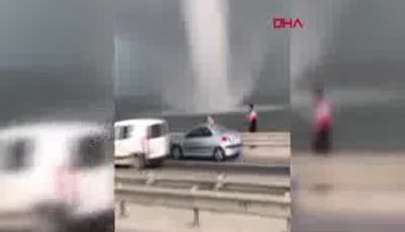 Tehlikeye aldırmadan hortumda selfie çektirdiler