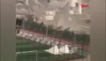Halı sahada hortum ortalığı birbirine kattı