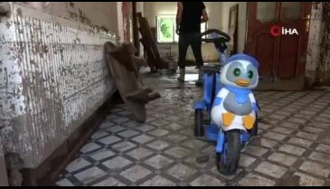Bursa'da sel felaketinin yaşandığı köyde çamur dolan evler temizleniyor
