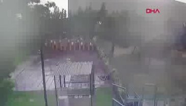 Fırtına hayvan barınağını böyle vurdu