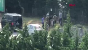 Yol kenarında bekleyen kişiyi feci şekilde dövdüler