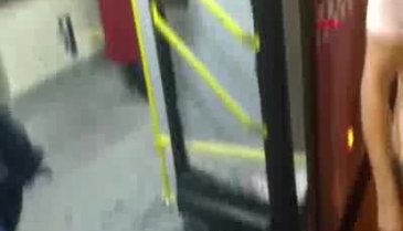 Geç geldiğini iddia ettikleri otobüsün camını kırdılar