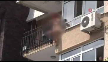 Çırılçıplak soyunup balkondan aşağı atladı!